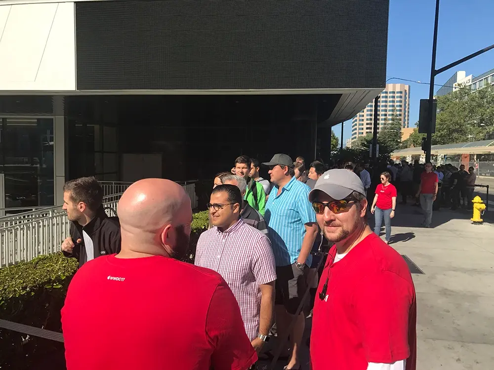 #WWDC en direct : du monde, des badges et des pin's ! (photos)