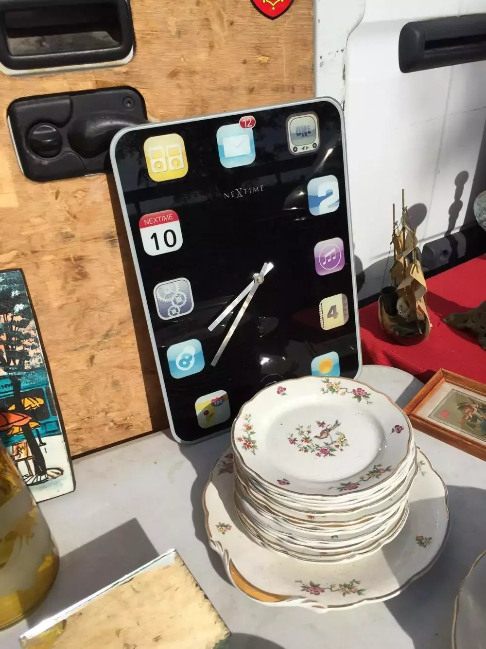 Insolite : dans les vide greniers, on trouve des horloges relookées en iPad