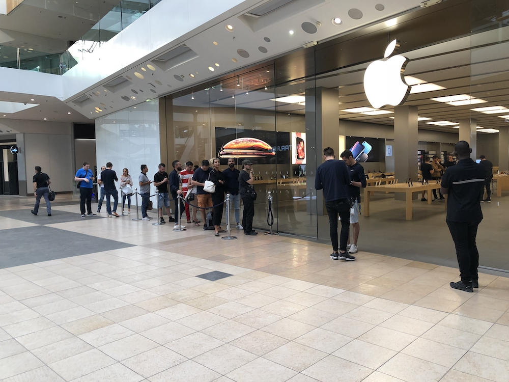 iPhone XS : les files d'attente se forment devant les Apple Store français