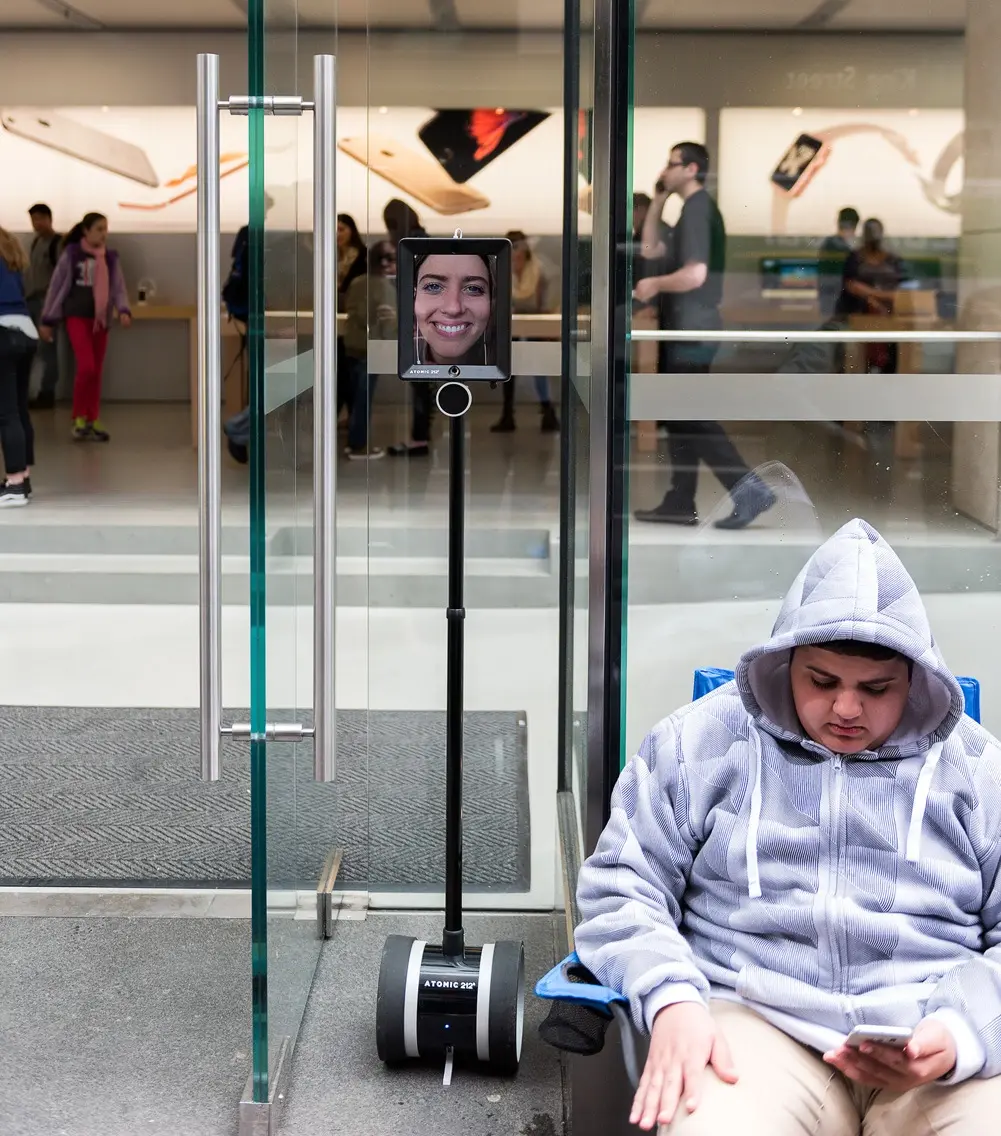 Insolite : un robot-iPad fait déjà la queue pour l'iPhone 6s