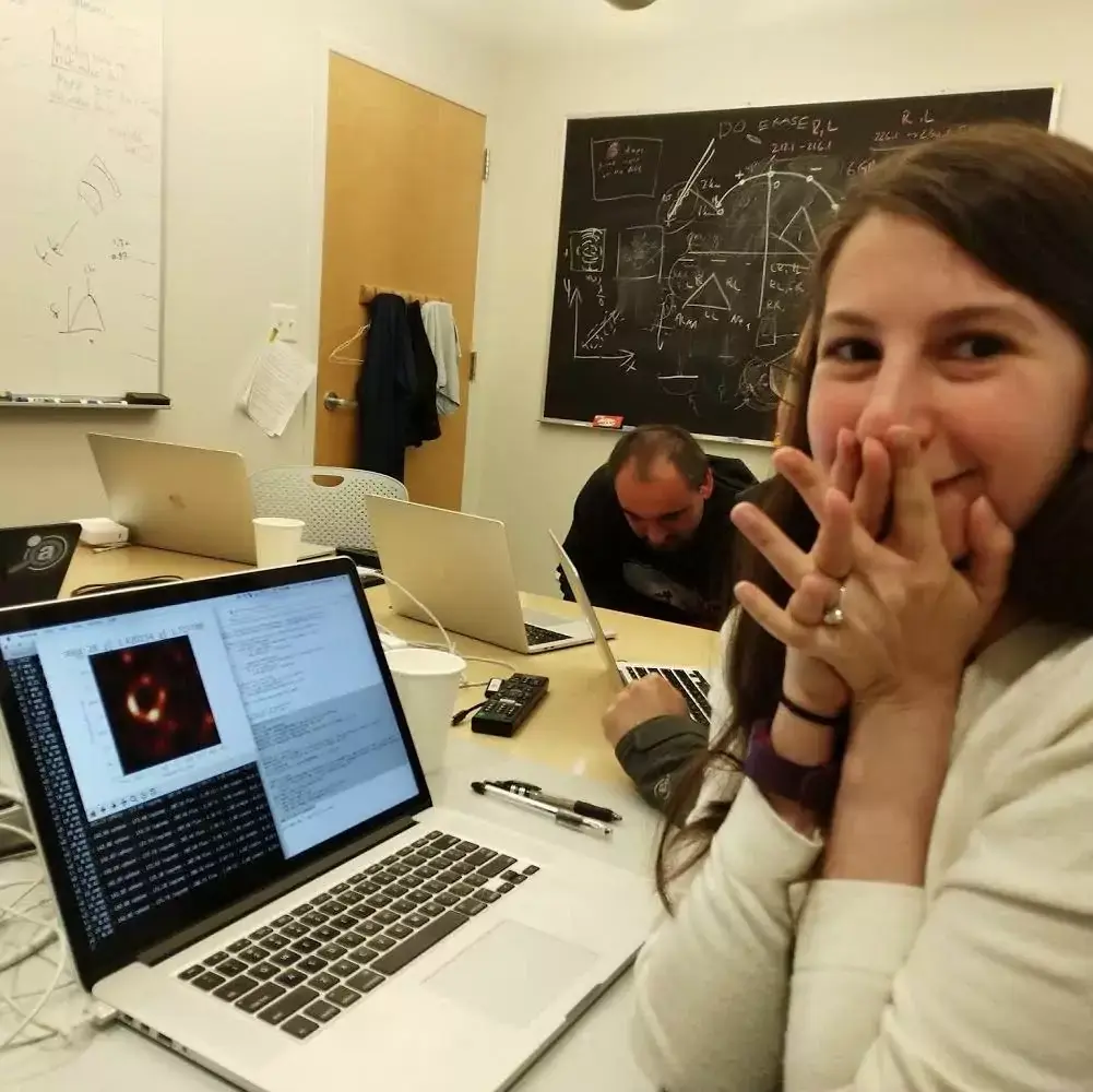 Insolite : la 1ère photo d'un trou noir s'est affichée sur un MacBook Pro