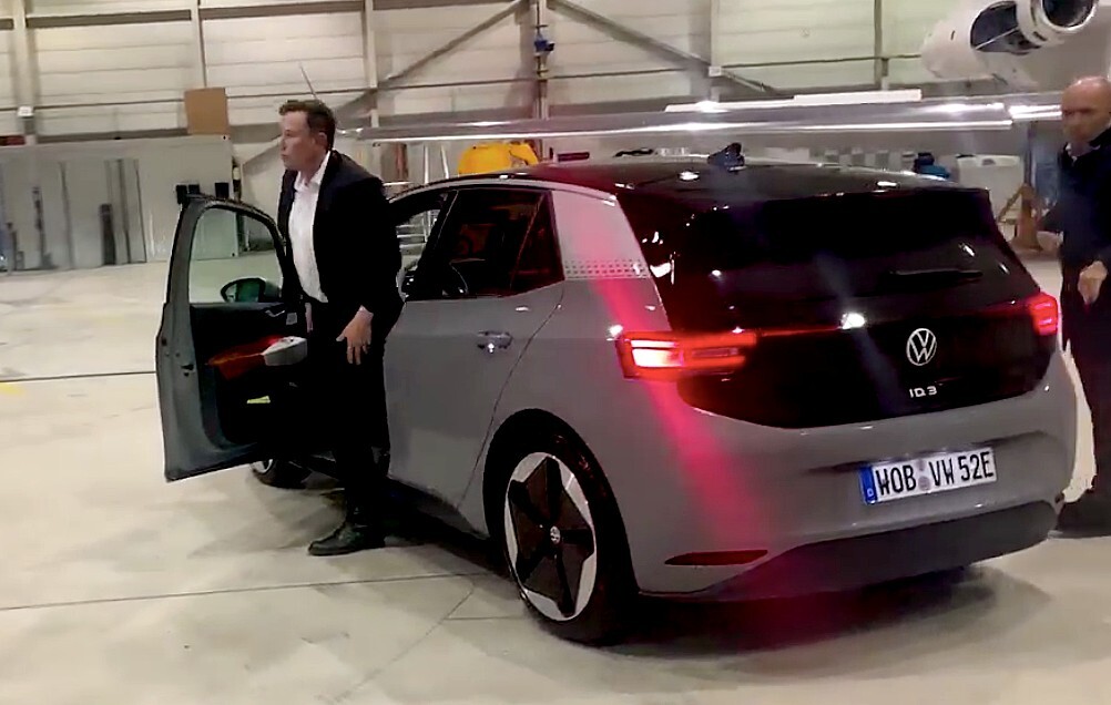 Bromance entre Elon Musk et Herbert Diess au volant d'une Volkswagen ID.3