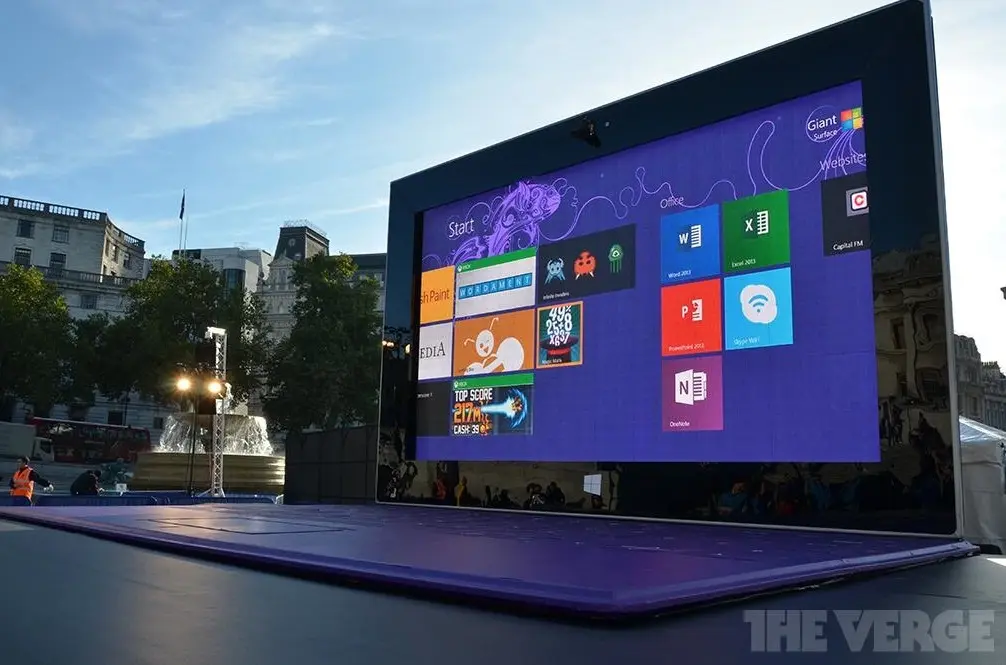 Une Surface 2 de 383" à Trafalgar Square