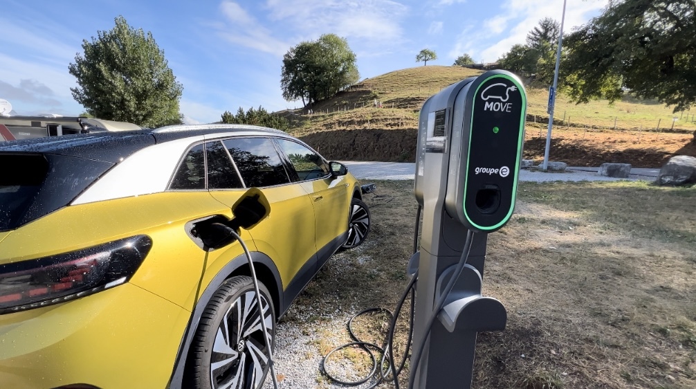 Bornes de recharge en vacances : 2022, premier été chaotique pour les voitures électriques