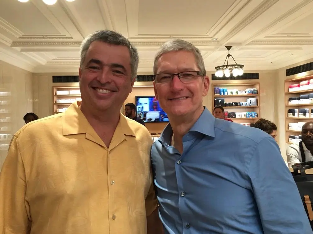 Eddy Cue a sorti sa plus belle chemise pour accompagner Tim Cook dans l'Upper East Side