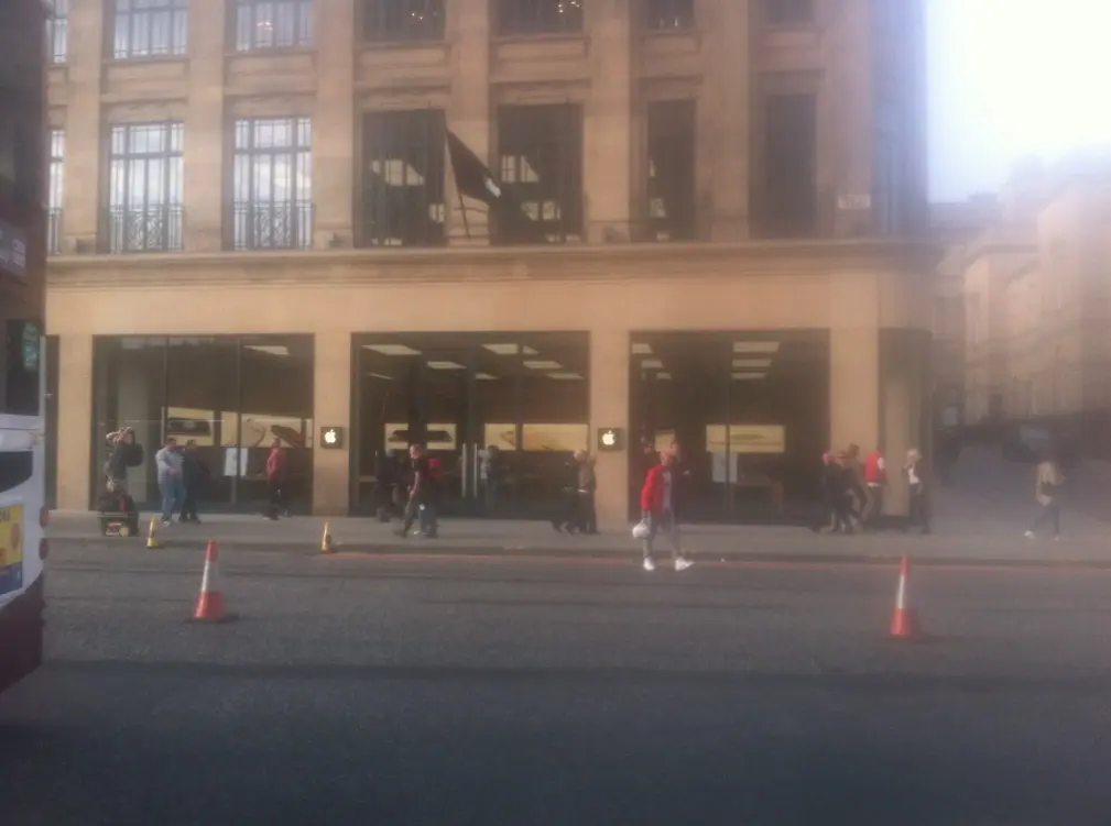 L'Apple Store d'Édimbourg a ouvert ses portes au son des cornemuses