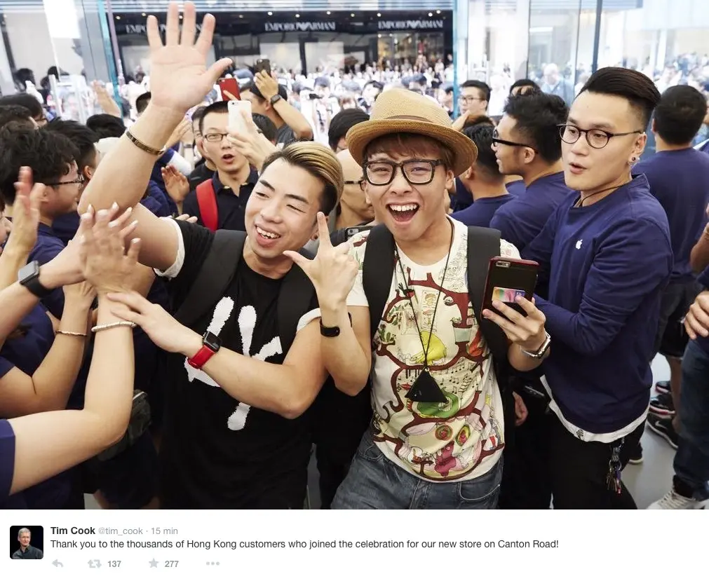 Tim Cook remercie les fans présents pour l'ouverture du nouvel Apple Store de Hong Kong