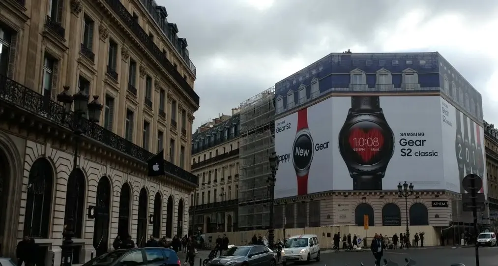 #Trollday : quand Samsung fait la pub de sa Gear S2 devant l'Apple Store d'Opéra