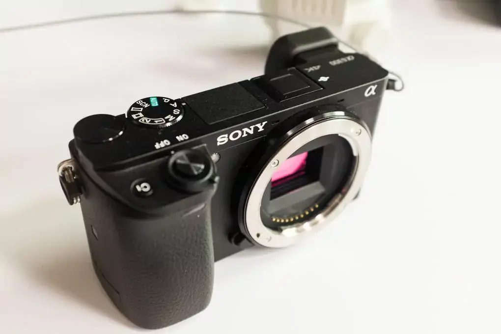 Sony A6300 : un boitier APS-C compact qui filme en 4k avec un autofocus ultra-rapide