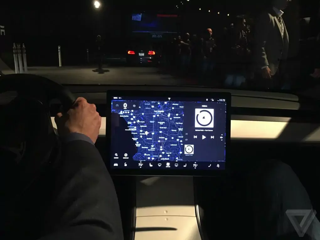 Tesla Model 3 : 350km d'autonomie, 35 000$ et 5 vraies places adultes