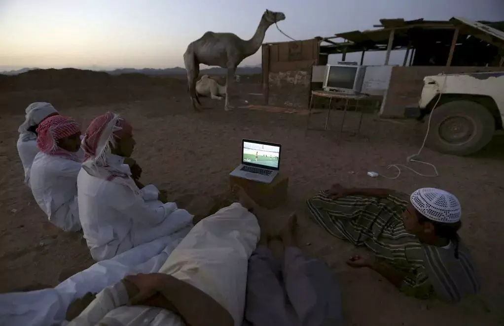 L'image du jour : voilà comment on regarde la coupe du monde dans le désert