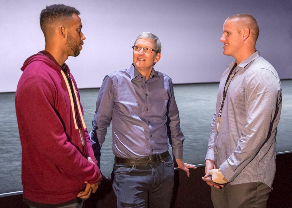 L'image du jour : Tim Cook a invité les héros du Thalys à la #keynote