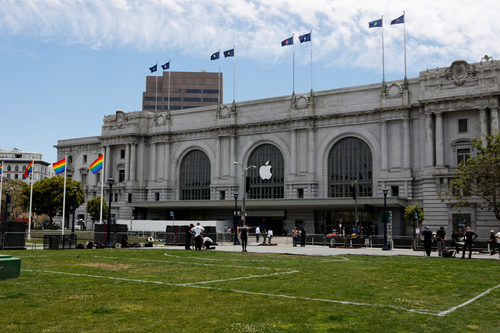 #WWDC16 : toutes les photos en direct de San Francisco (et une Tesla chez Steve Jobs)