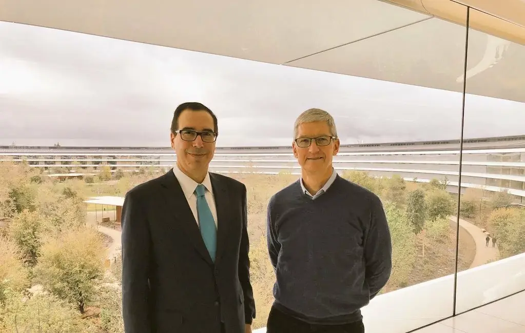 Tim Cook fait visiter l'Apple Park au Secrétaire du trésor américain