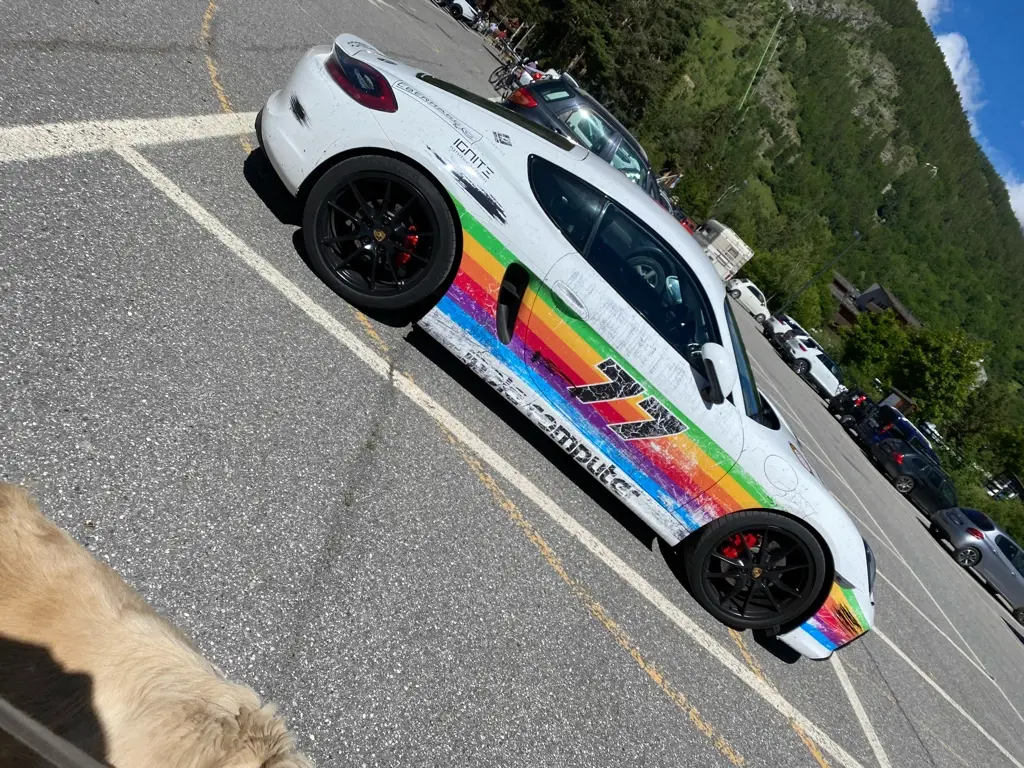 Une Porsche Cayman aux couleurs d'Apple observée en Italie (photos)