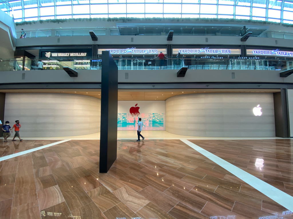 L'image du soir : voici l'entrée de l'Apple Store "Géode" de Marina Bay (Singapour)