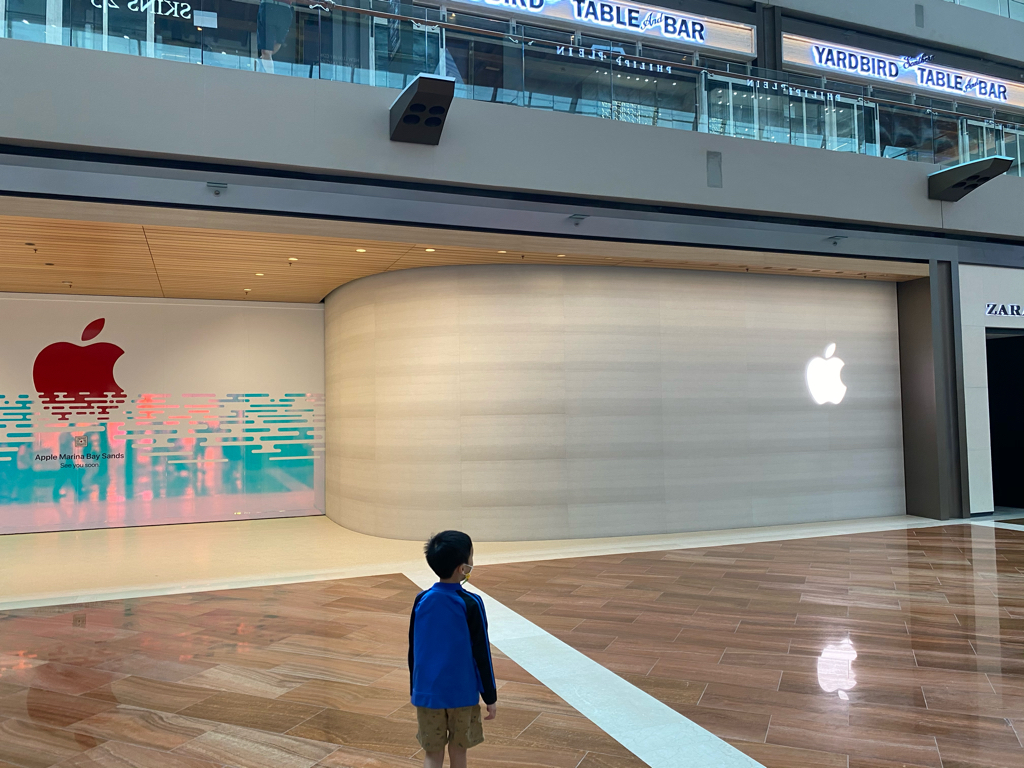 L'image du soir : voici l'entrée de l'Apple Store "Géode" de Marina Bay (Singapour)