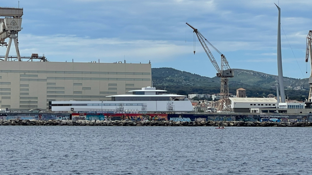 L'image du soir : le yacht de Steve Jobs visible sur les chantiers de la Ciotat