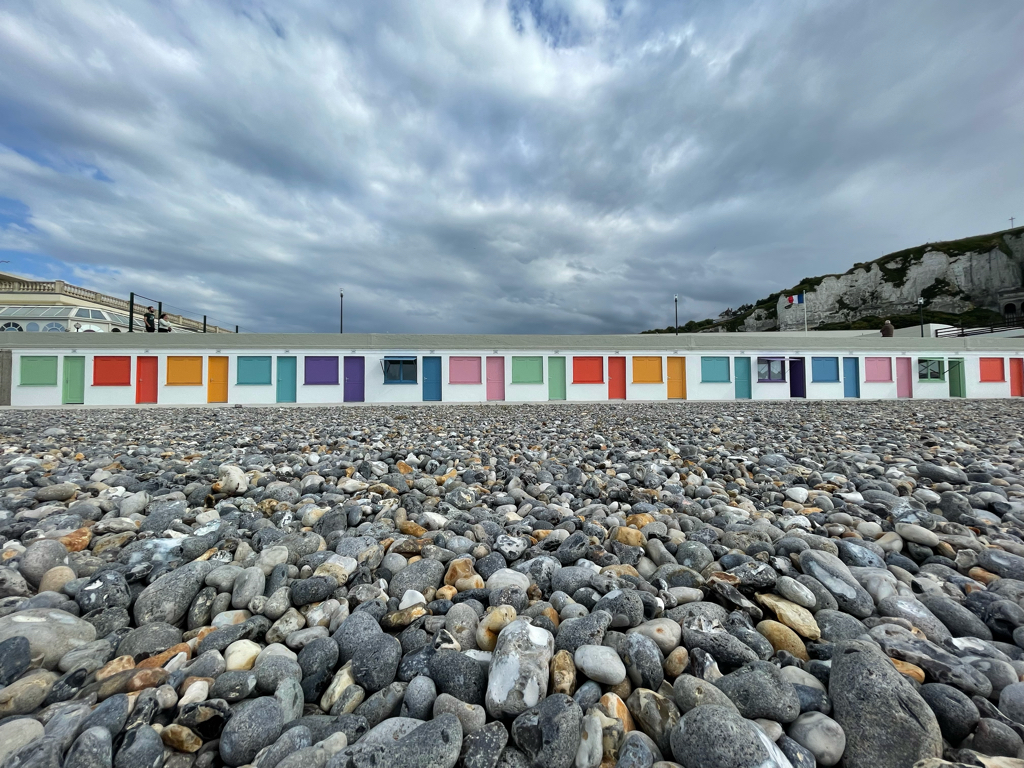 L'image du soir : les couleurs des iMac M1 inspirées par... les cabanes de plage du Treport ?