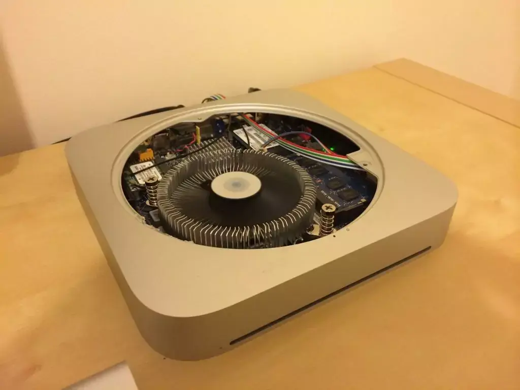 Il monte un hackintosh dans un boitier de Mac Mini