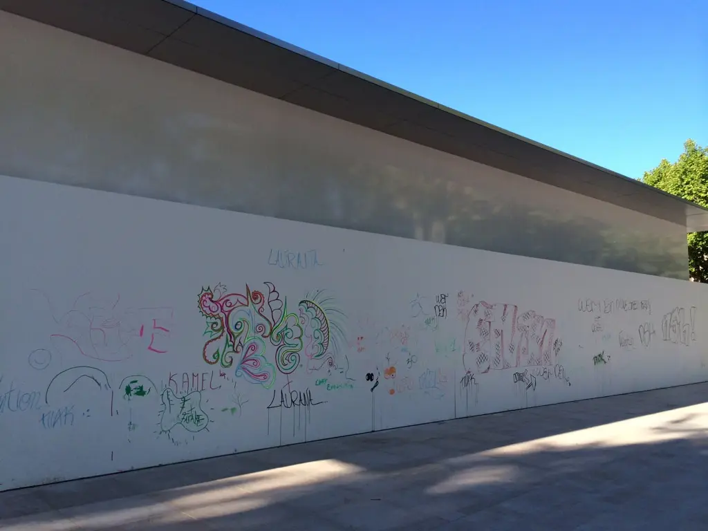 L'image du jour : l'Apple Store d'Aix en Provence est déjà... tagué !