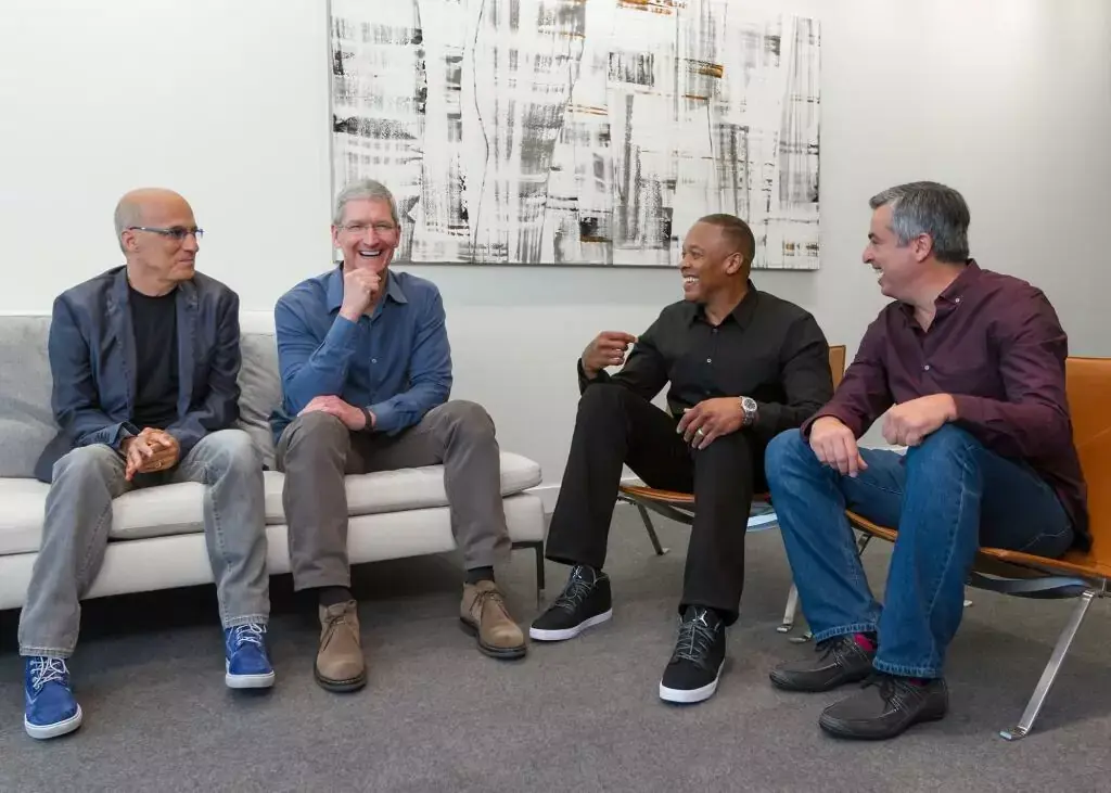 L'image du jour : que cache donc Tim Cook sur son poignet ?