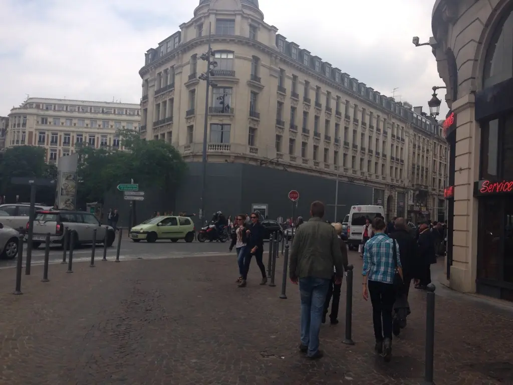 Oh, une palissade devant l'Apple Store de Lille !