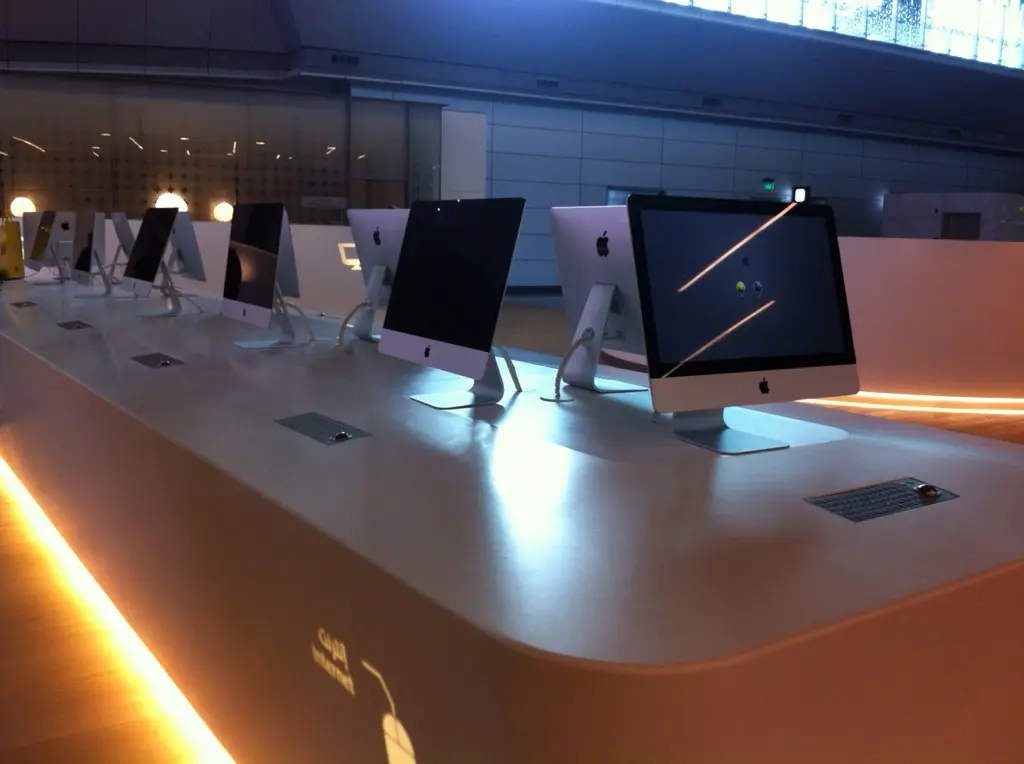 L'image du jour : plein d'iMac à disposition dans le nouvel aeroport d'Hamad (Qatar)