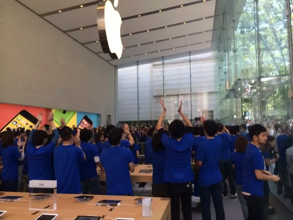 Angela Ahrendts joue la "fille sympa" pour l'ouverture de l'Apple Store d'Omotesando