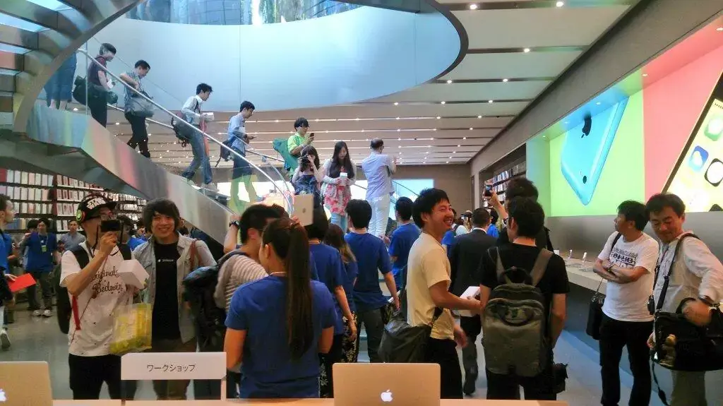 Angela Ahrendts joue la "fille sympa" pour l'ouverture de l'Apple Store d'Omotesando