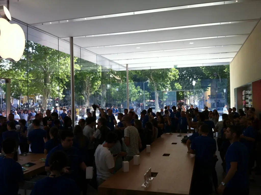 En direct d'Aix-En-Provence : l'Apple Store est ouvert !