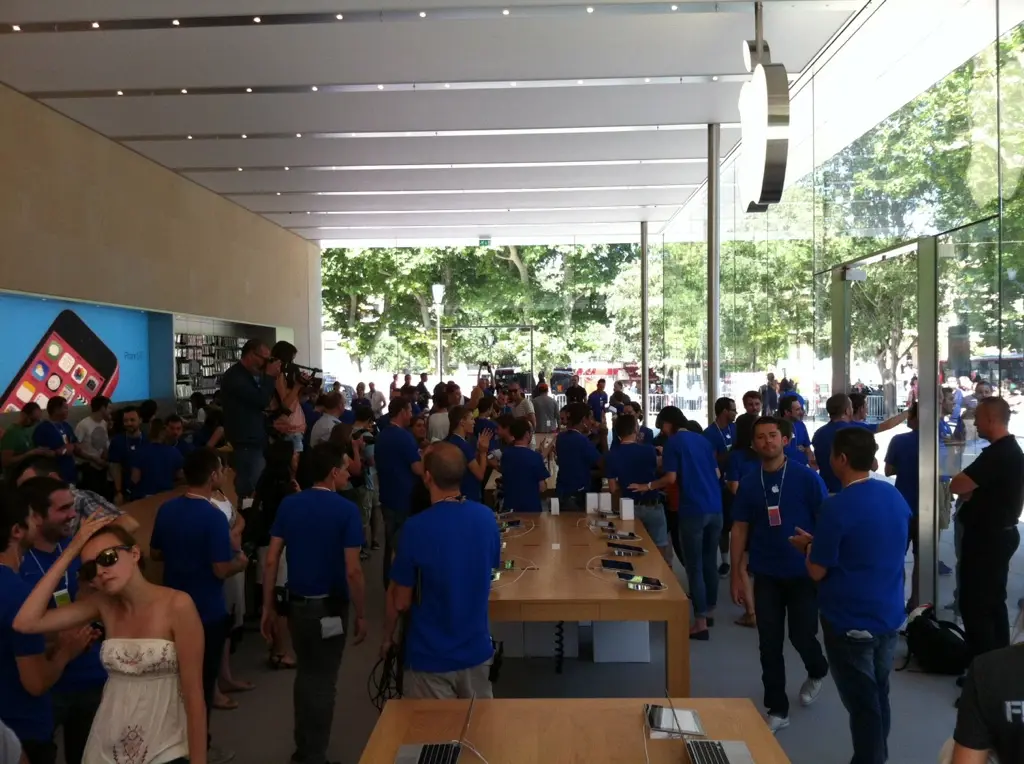 En direct d'Aix-En-Provence : l'Apple Store est ouvert !