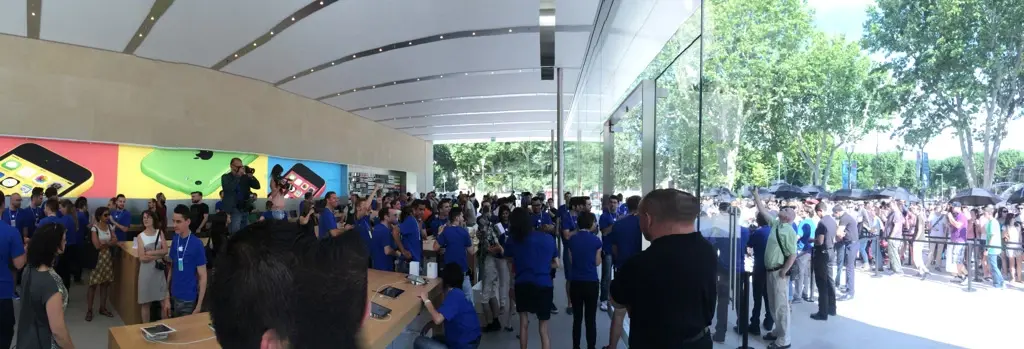 En direct d'Aix-En-Provence : l'Apple Store est ouvert !