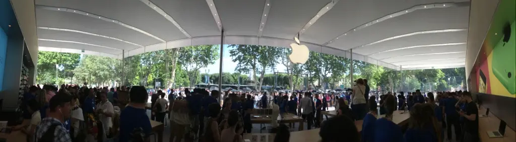 En direct d'Aix-En-Provence : l'Apple Store est ouvert !