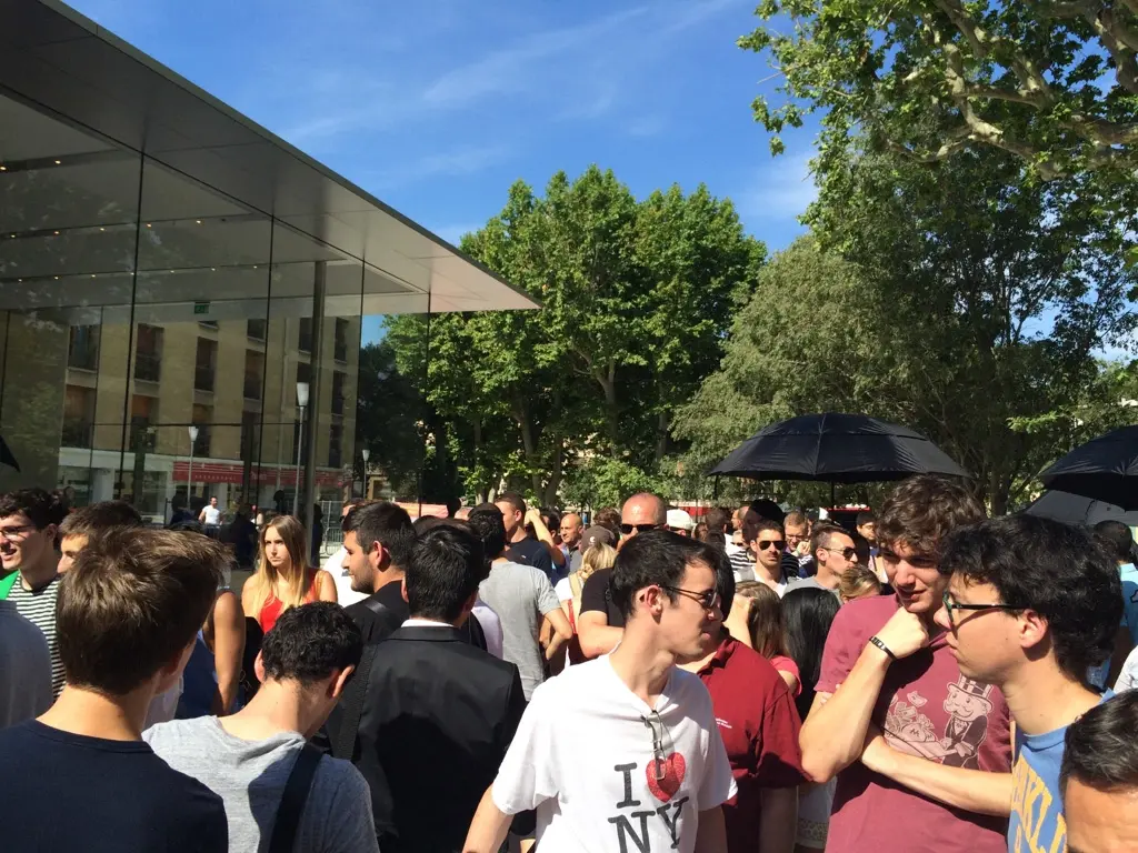 En direct d'Aix-En-Provence : l'Apple Store est ouvert !