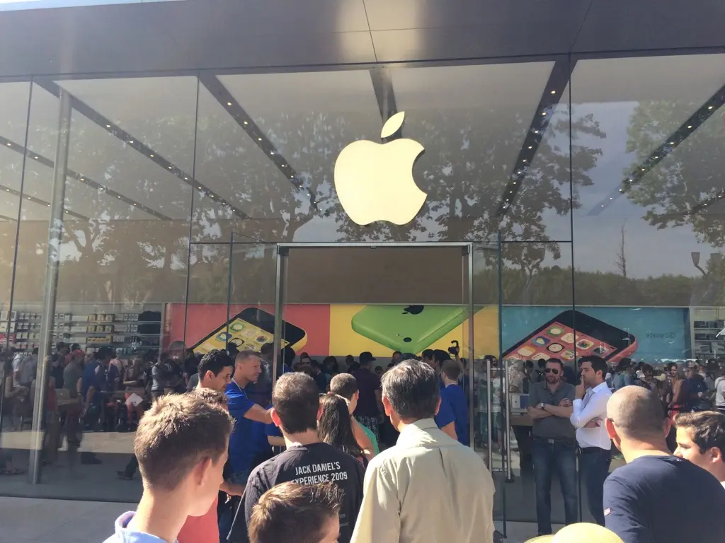 En direct d'Aix-En-Provence : l'Apple Store est ouvert !