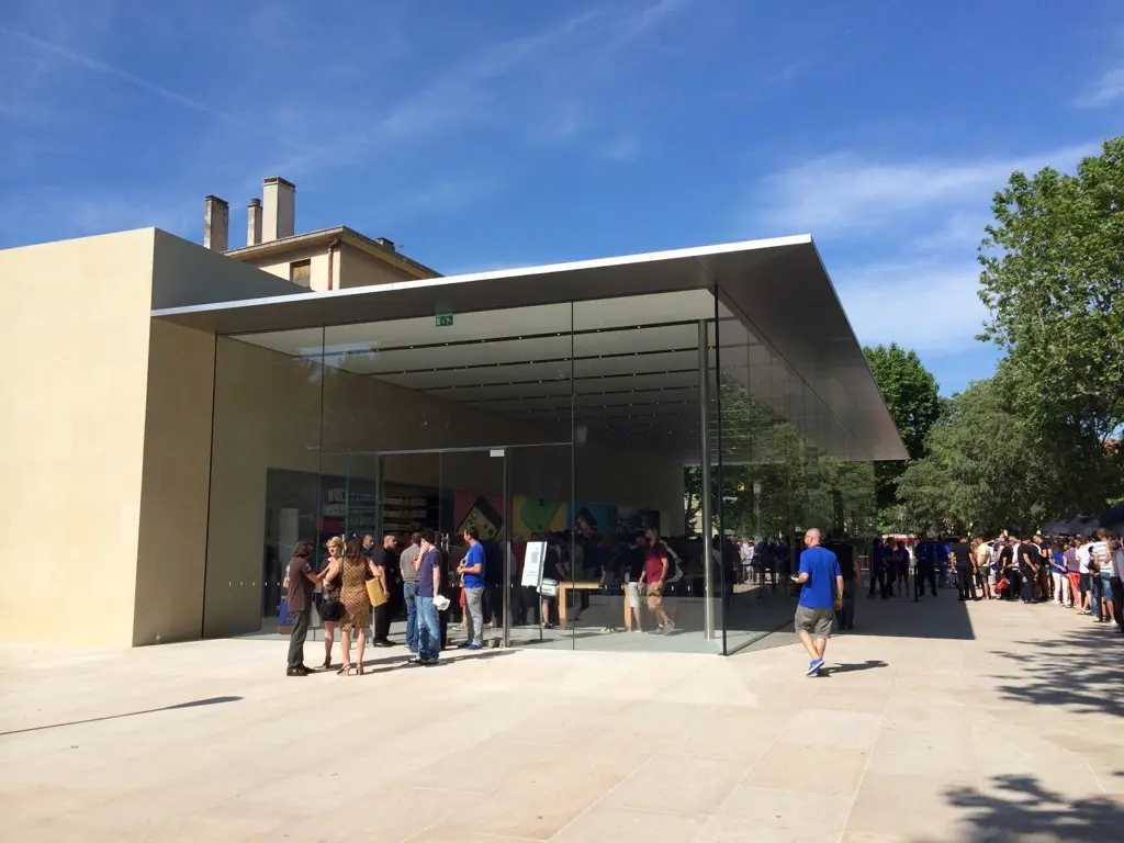 En direct d'Aix-En-Provence : l'Apple Store est ouvert !