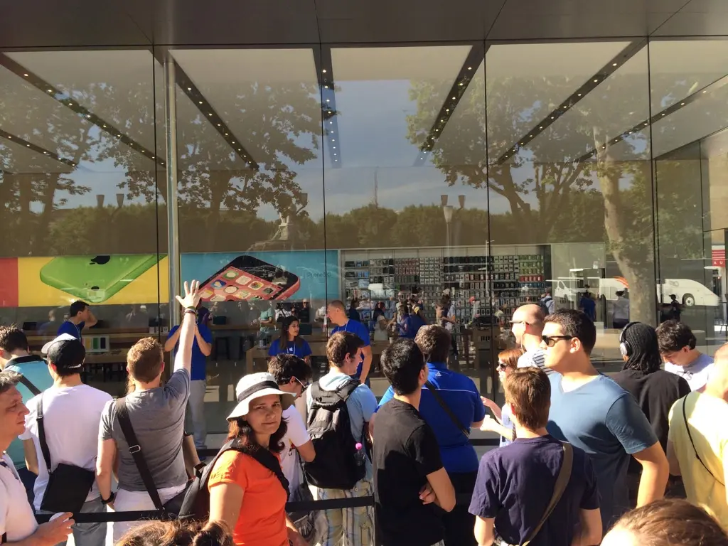 En direct d'Aix-En-Provence : l'Apple Store est ouvert !