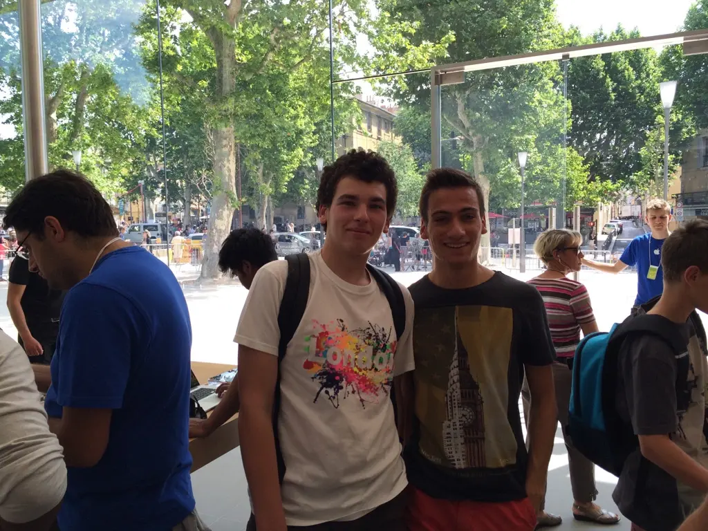 En direct d'Aix-En-Provence : l'Apple Store est ouvert !