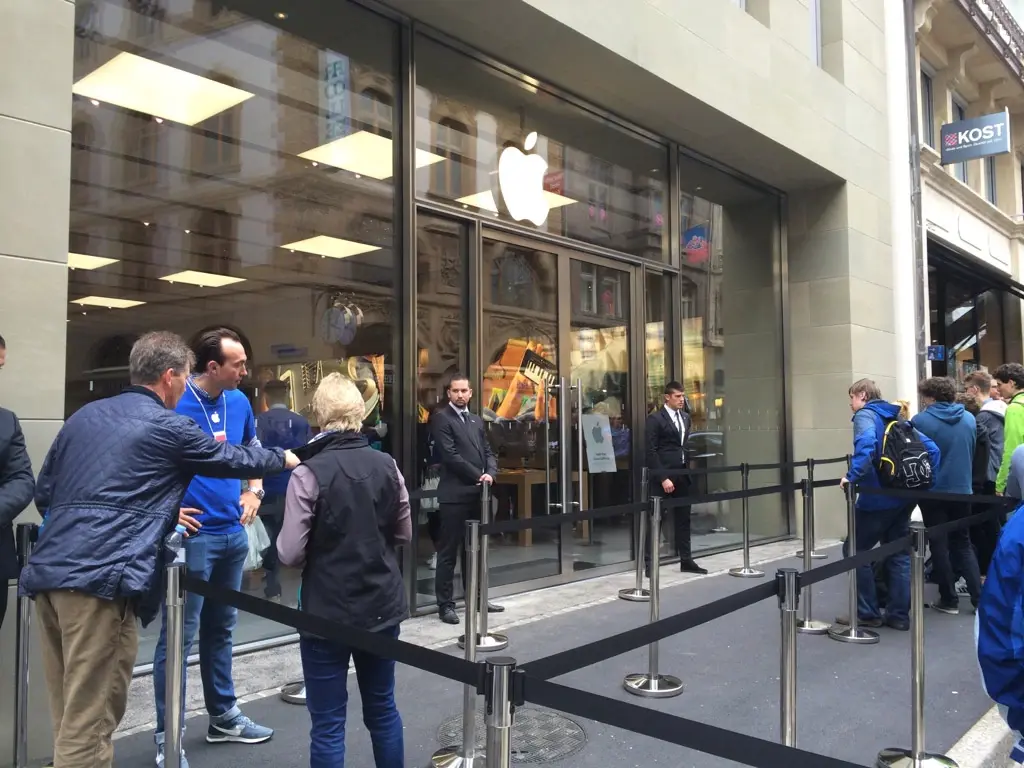 Suisse : quelques photos de l'ouverture de l'Apple Store de Bâle