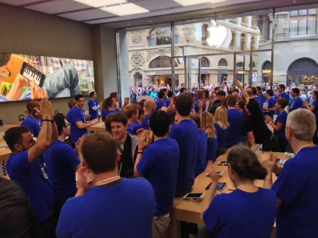 Suisse : quelques photos de l'ouverture de l'Apple Store de Bâle