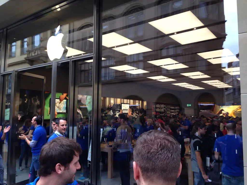 Suisse : quelques photos de l'ouverture de l'Apple Store de Bâle