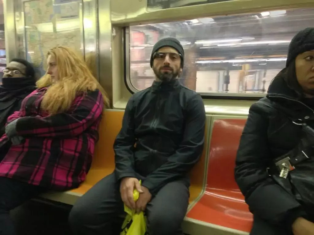 Sergey Brin utilise déjà ses lunettes "Google Glass" dans le métro