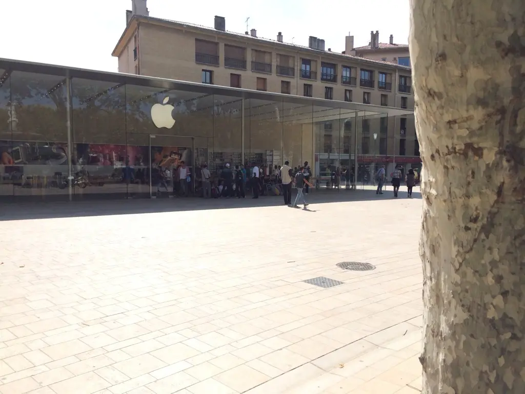 En images : du monde devant l'Apple Store d'Aix, des iPhone 6 arrivés chez Bouygues et Tel&Com