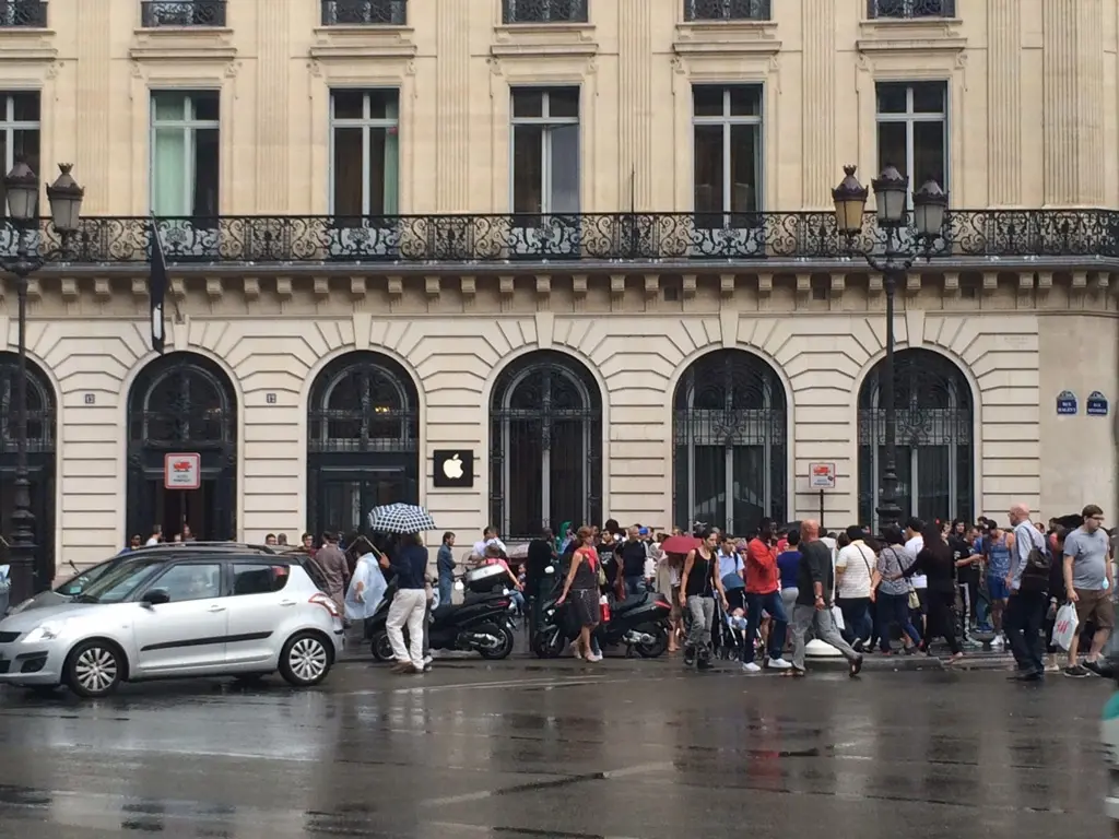 iPhone 6 : la file d'attente s'intensifie à l'Apple Store d'Opera (Paris)