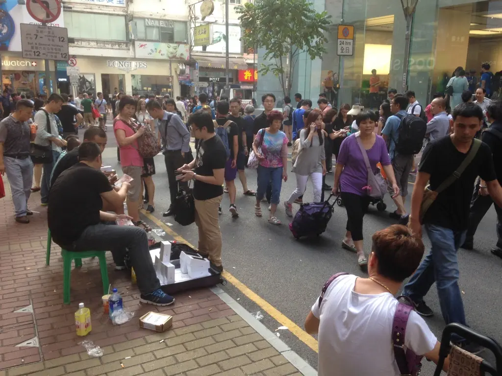 L'image du jour : à Hong-Kong, les iPhone 6 sont en vente, mais DEVANT les Apple Store !