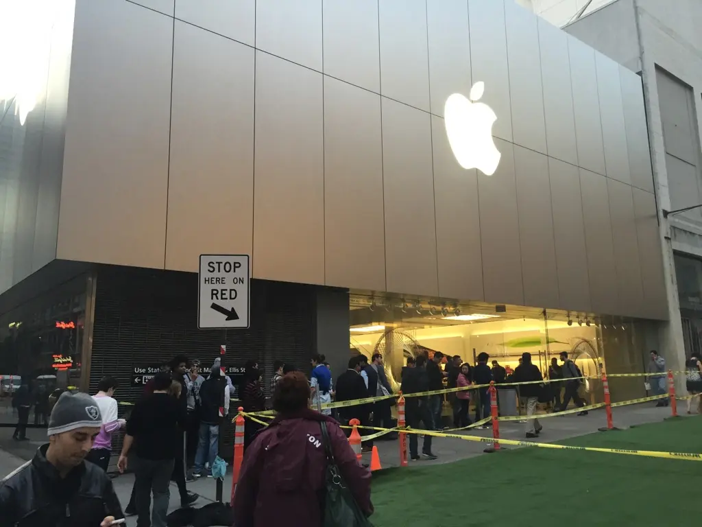 L'image du jour : à San Francisco, on fait encore la queue pour l'iPhone 6