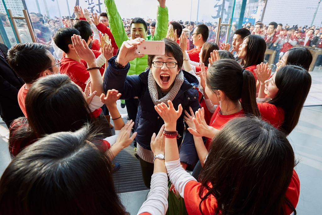 L'image du jour : Tim Cook tweete une photo de l'ouverture de l'Apple Store de Hangzhou