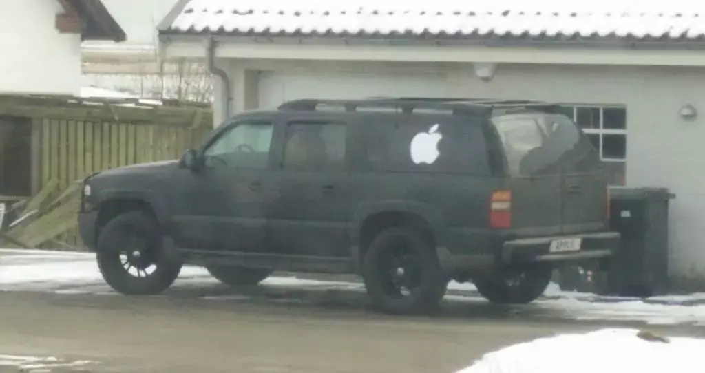 L'image du jour : un tout petit autocollant Apple sur la vitre arrière