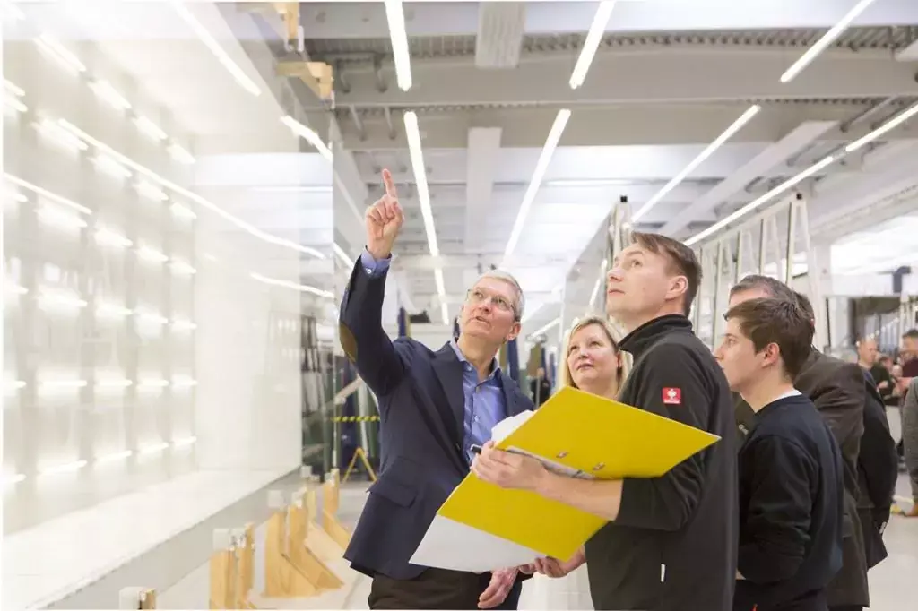 L'image du jour : Tim Cook présente les panneaux de verre allemands du Campus 2